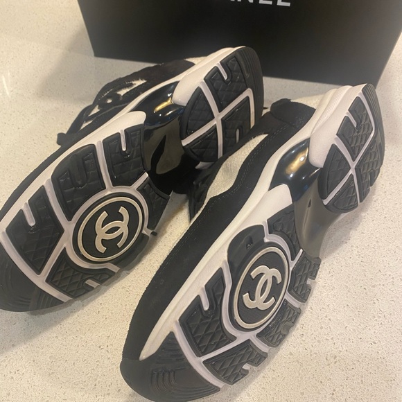 Chanel CC black and white suede and cloth sneakers - Picture 7 of 11